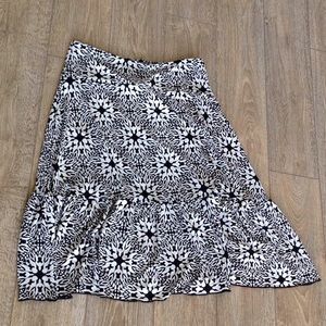 Fun black and white stretchy skirt!